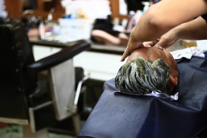 Jemand lässt die Haare beim Friseur färben