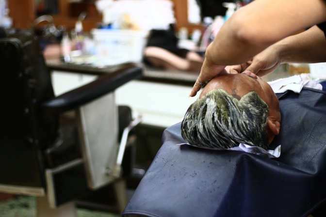 Ein Mann lässt seine Haare beim Friseur färben