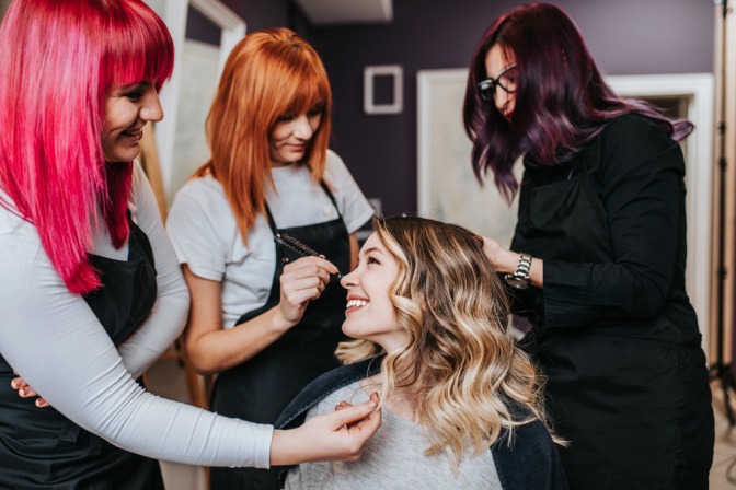 Frau beim Friseur beim Haare färben