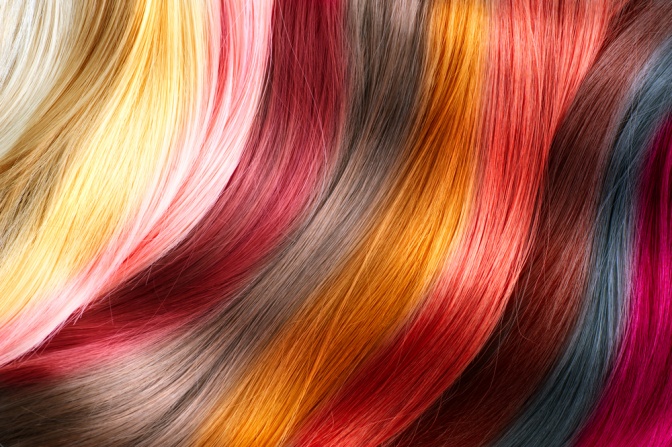 Viele Haare in verschiedenen Herbstfarben sind nebeneinander