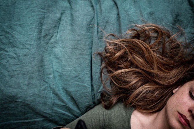 Frau mit gefärbten Haaren