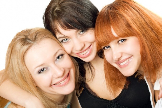 Frauen mit verschiedenen Haarfarben