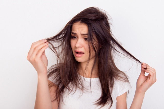 Frau mit Haarproblemen