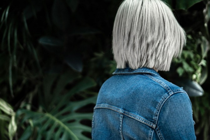 Frau mit mittellangen glatten Haaren