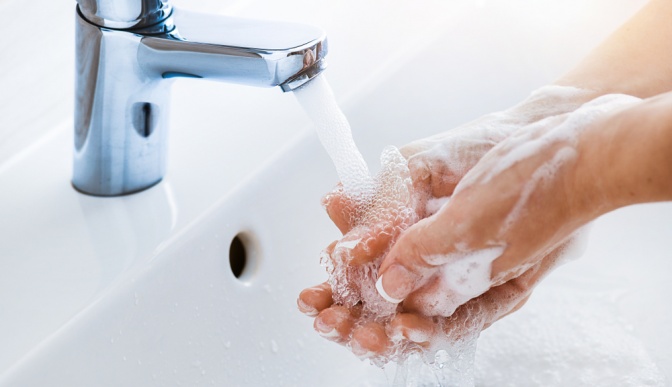 Zwei Hände, die sich gerade waschen