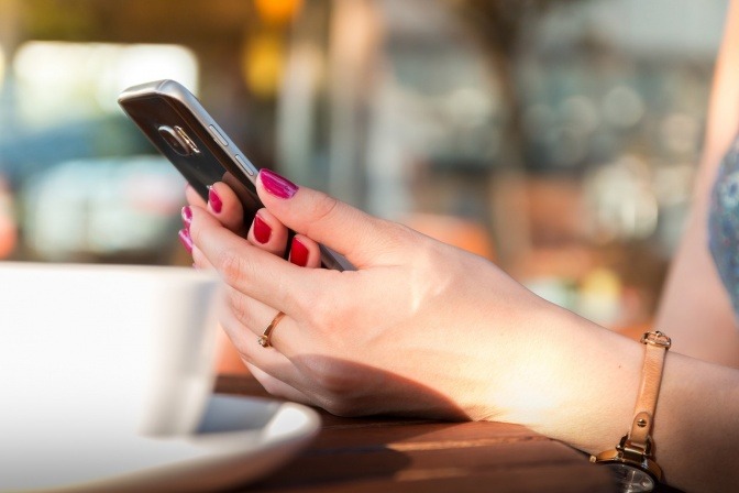 Eine Frau hält ein Handy