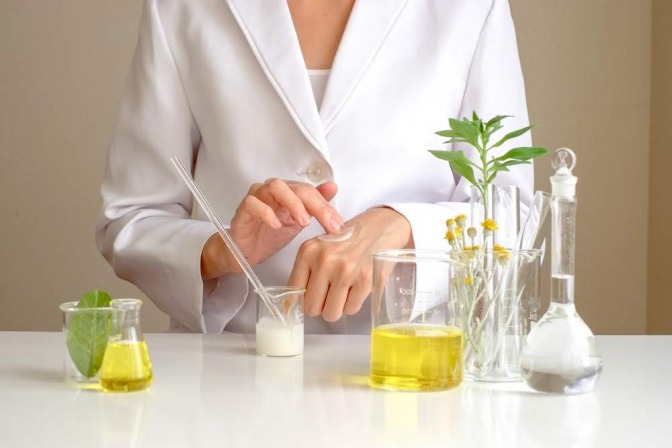 Frau im Labor beim Testen von Cremes