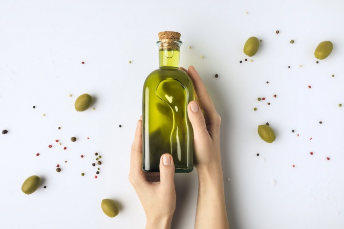 Flasche Olivenöl als Hausmittel gegen Hautirritationen