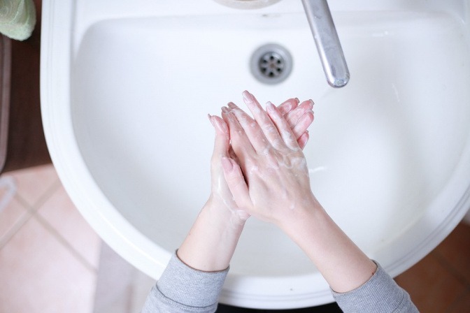 Frau reinigt ihre Hände