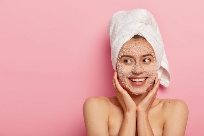 Frau mit Peeling im Gesicht
