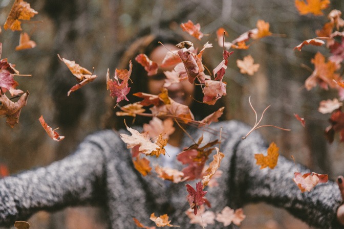 Eine Frau im Herbst scheint glücklich zu sein