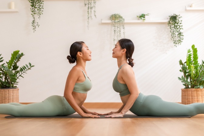 Zwei Frauen beim Yoga.