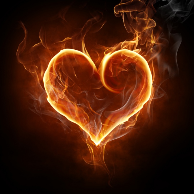 In den Flammen eines Feuers ist ein Herz zu erkennen