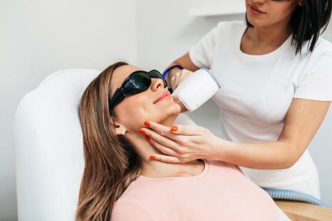 Eine Frau bekommt eine Laserbehandlung zur Haarentfernung von Hexenhaaren