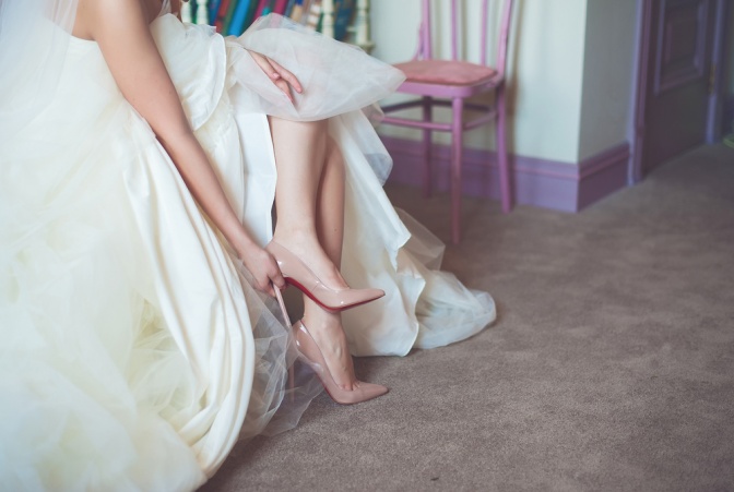 Eine Frau zieht für ihre Hochzeit High Heels an