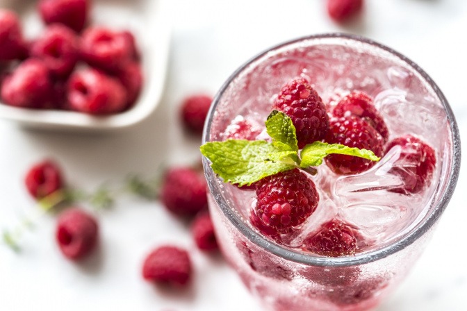 Ein Dessert ist mit Himbeeren angerichtet