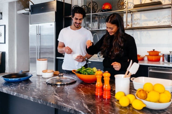 Eine Frau und ein Mann kochen als Hobby zu Hause