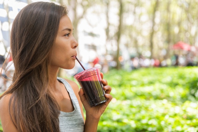 Frau trinkt Rote-Beete-Saft.