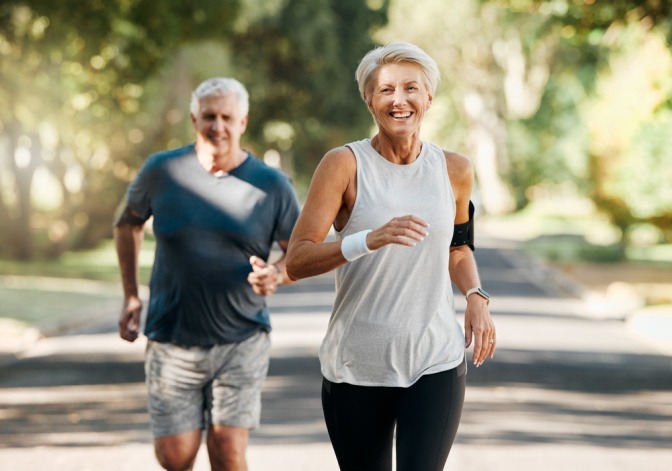 Älteres Paar beim Joggen gegen zu hohen Blutdruck