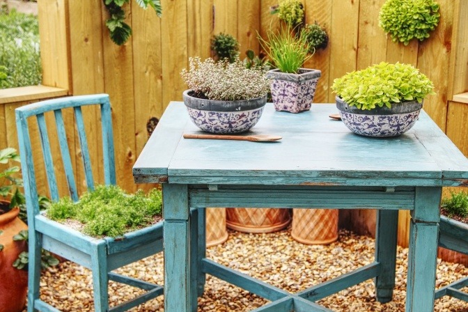Eine Terrasse ist mit Holz als Sichtschutz begrenzt