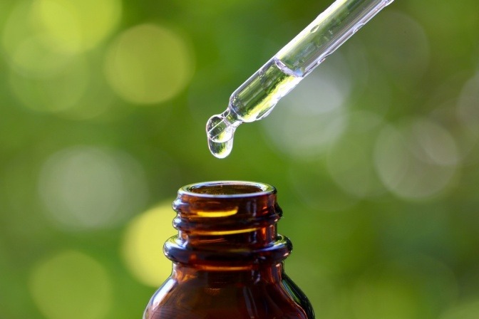 Glasfläschen mit Pipette als Zeichen für Homöopathie