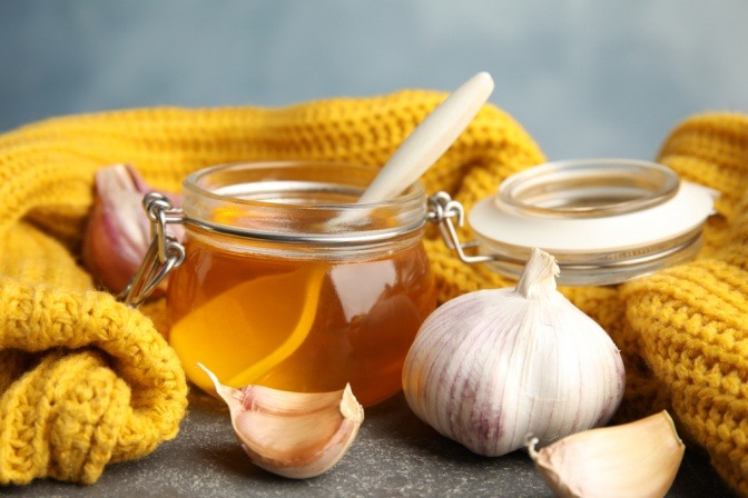 Honig und Knoblauch gegen Erkältung