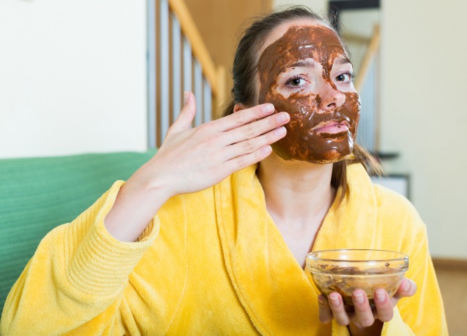 Frau mit Honig-Zimt-Maske