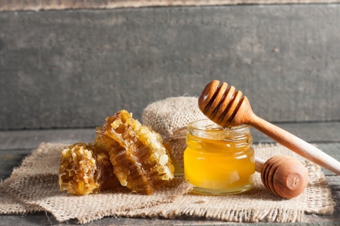Flüssiger Honig und Honigwaben