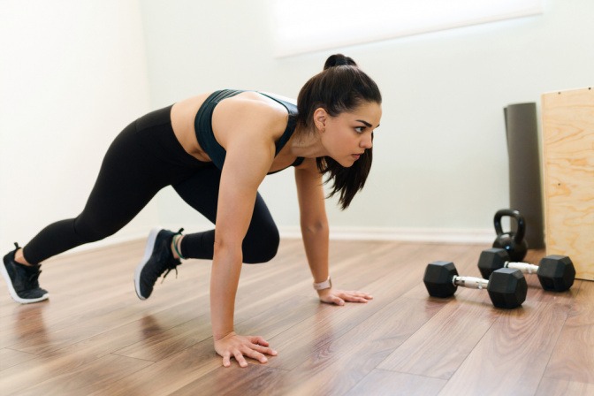Frau beim HIIT um Hormone ins Gleichgewicht zu bringen