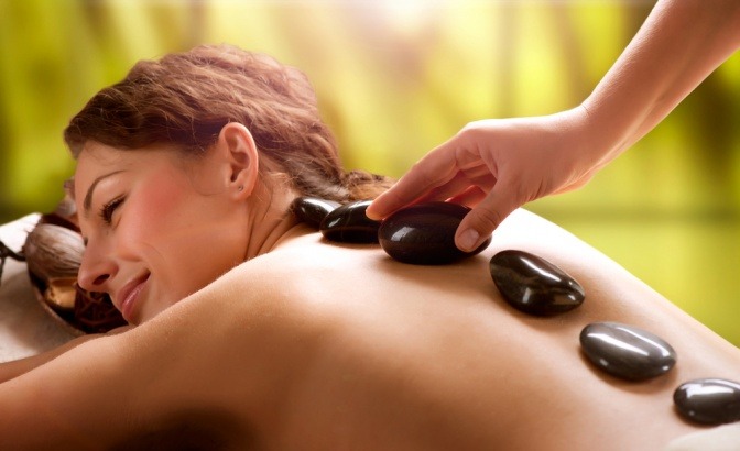 eine Frau ist bei einer Hotstone Massage