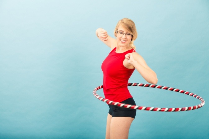 Frau mit Hula Hoop Reifen zum Abnehmen