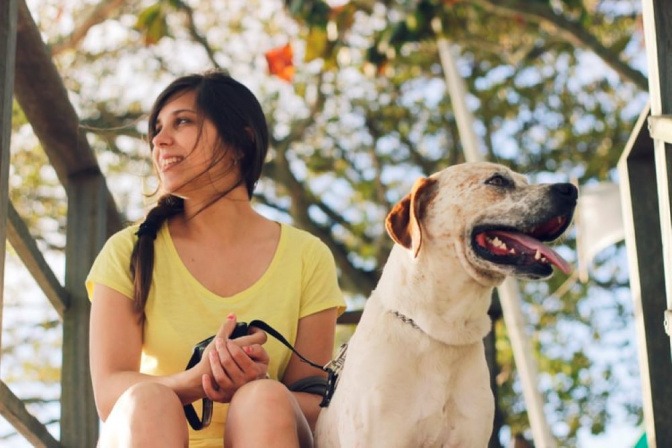 Eine Frau hält einen Hund an der Leine