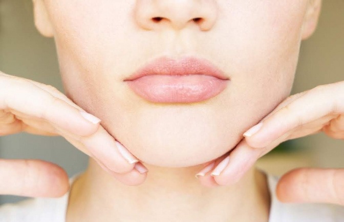 Frau mit vollen Lippen durch Hyaluron