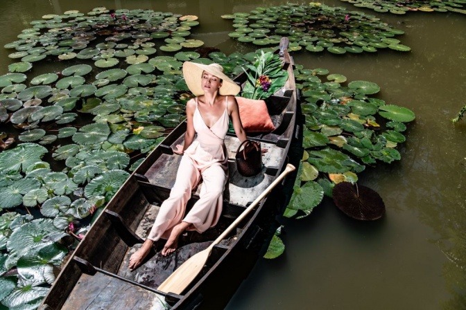 Eine Frau mit schöner Haut durch IATITAI Kosmetik in Thailand
