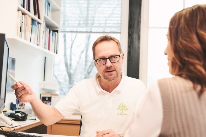 Dr. Peter Gartner berät eine Patientin