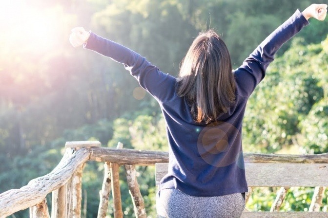 Eine Frau stärkt durch Sonne und Luft ihr Immunsystem