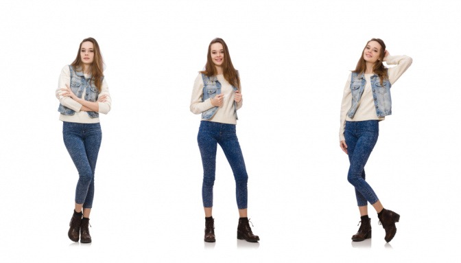 Eine in Denim gekleidete Frau macht diverse Posen.  