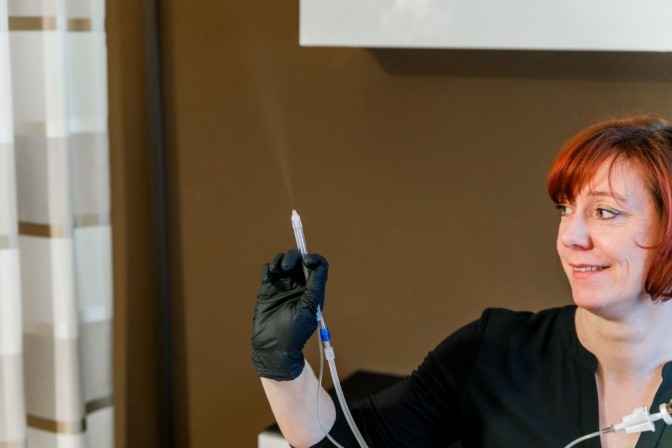 Die Kosmetikerin Sabine Hengstberger macht eine JetPeel-Anwendung