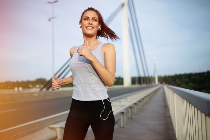 Frau von hinten beim Joggen