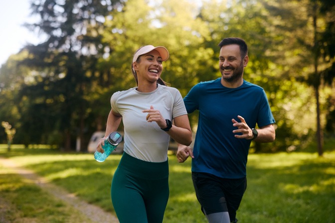 Zwei Frauen joggen 