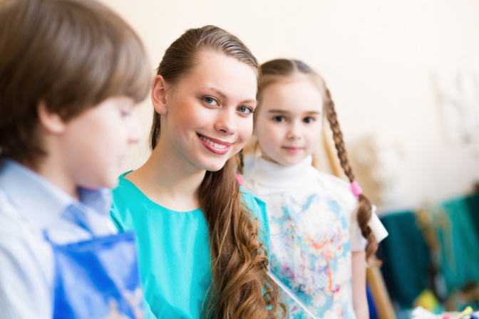Eine Jugendliche mit zwei Kindern