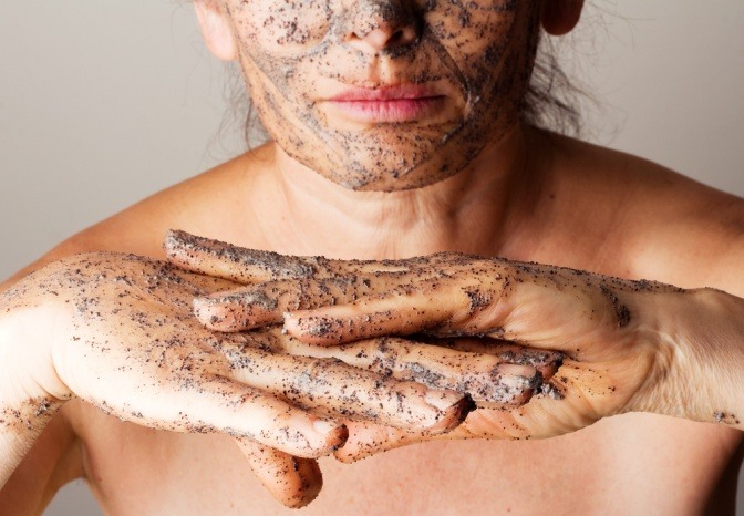 Eine Frau hält Kaffee-Peeling in der Hand