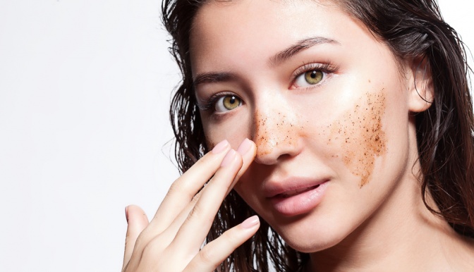 Eine Frau hat Kaffee-Peeling im Gesicht