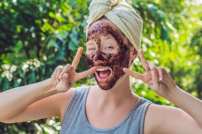 Eine Frau hat Kaffee-Peeling im Gesicht
