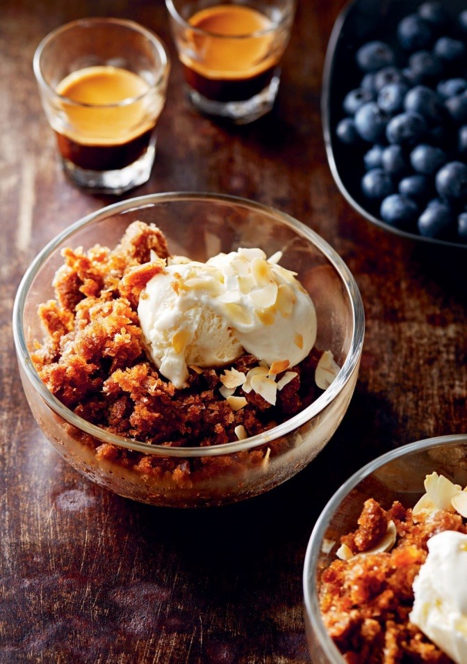 Kaffeegranita mit Mandeln und Schwarzbeeren von Fairtrade