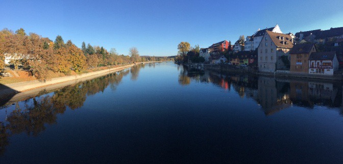 Ein Kanal führt bei einer Stadt vorbei