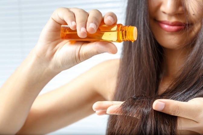 Eine Frau will kaputte Haare reparieren mit Öl