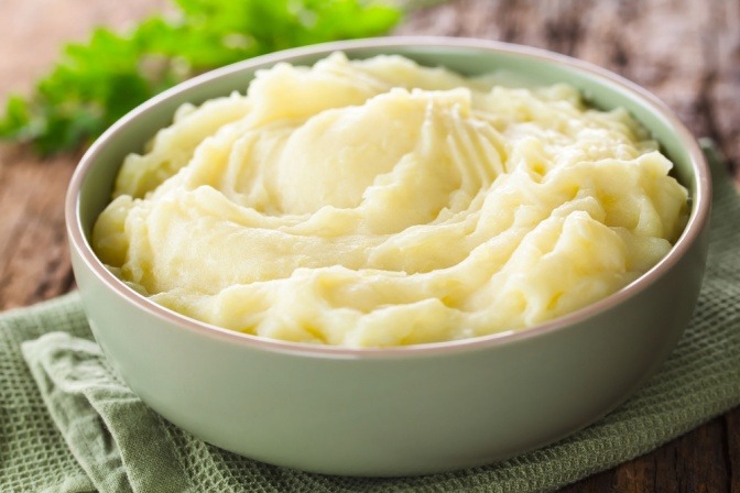 In einer Schüssel ist Kartoffelpüree gegen Blähungen