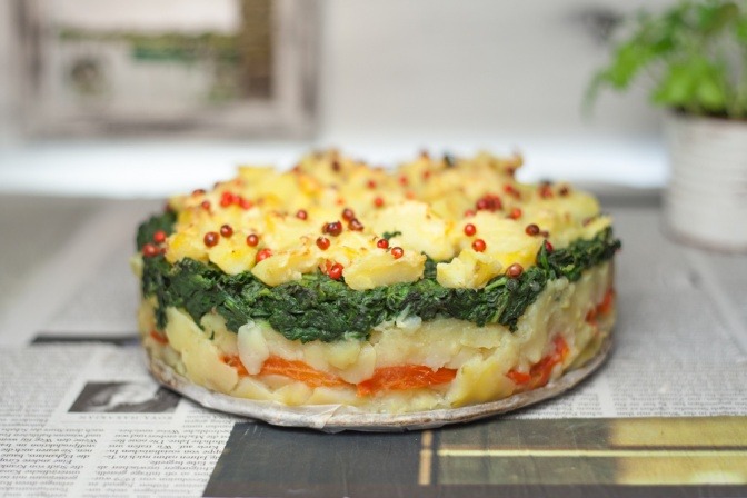 Kartoffeltorte mit Spinat und Tomaten