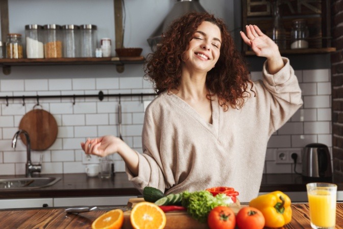 Zwei Frauen kochen Mischkost für ein starkes Immunsystem